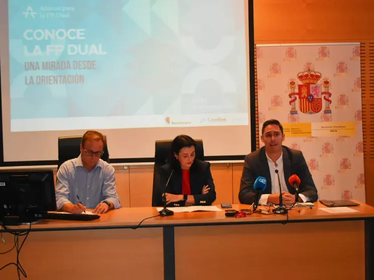 Mart&iacute;nez, Rodr&iacute;guez y Sim&oacute;n / Rafa B&aacute;ez