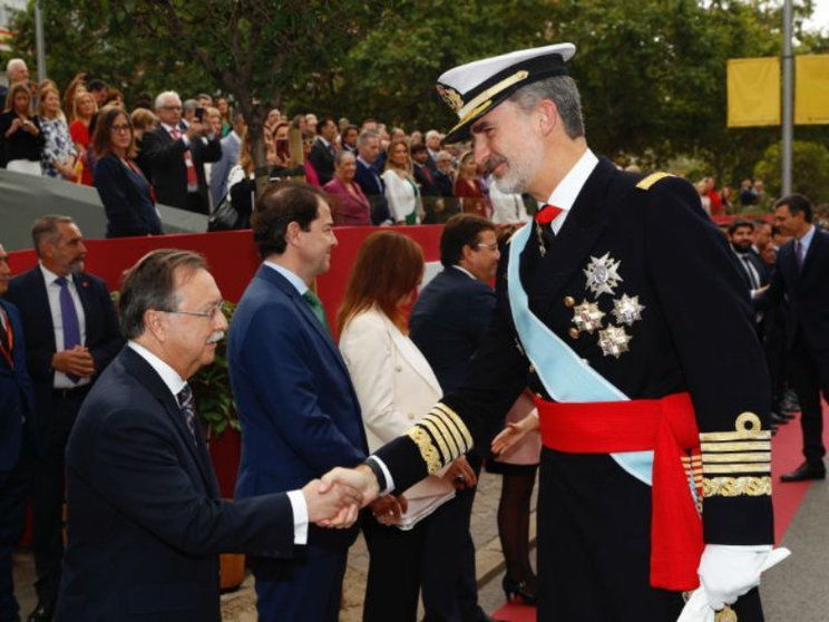 Felipe VI y Juan Vivas, durante una edición de la Fiesta Nacional / Archivo