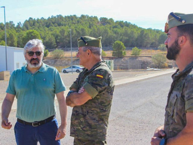 Nayim, durante su visita a los militares ceutíes en Zaragoza / Cedida