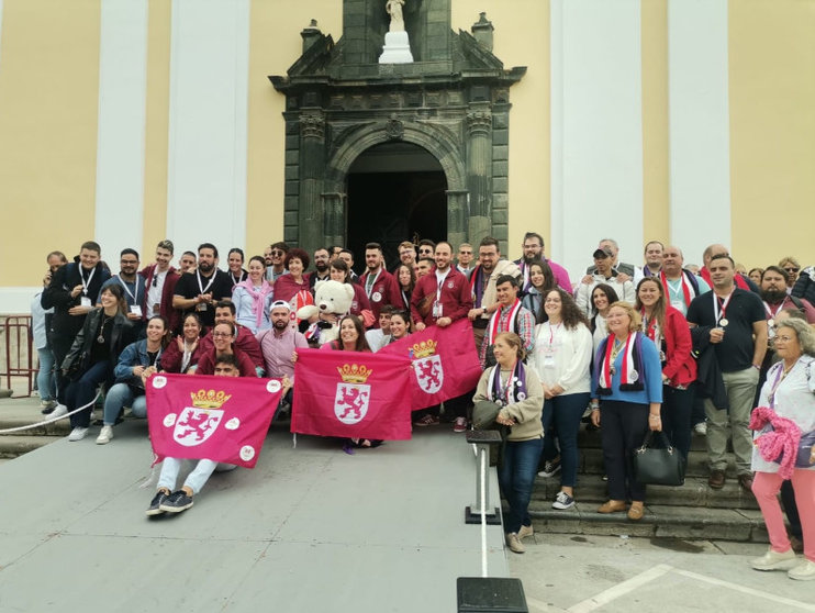 Delegaciones de varios puntos de España, en las puertas de la catedral / Juanjo Coronado