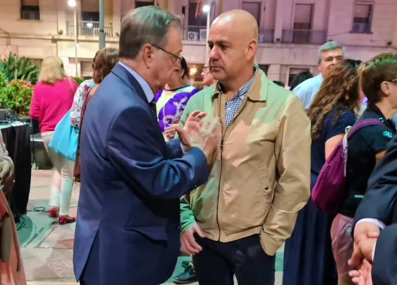 El presidente Juan Vivas conversa con el secretario general del PSOE, Juan Guti&eacute;rrez