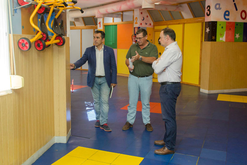 El consejero de Educación durante su visita a la Escuela Infantil de Juan Carlos I / Ciudad Autónoma de Ceuta
