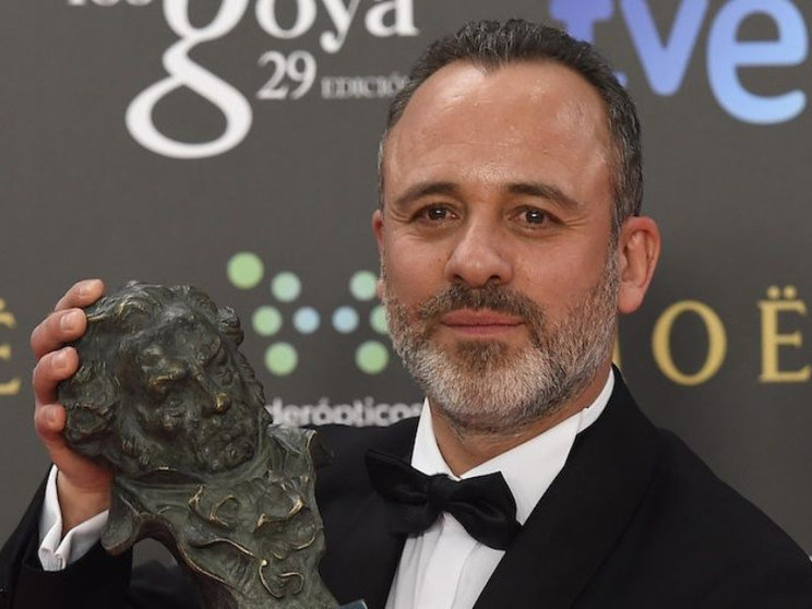 El actor posa con su Goya por "La Isla Mínima"