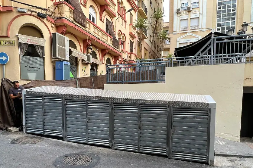 Este viernes se estaba terminando de instalar este recubrimiento en los contenedores situados bajo la plaza Mina / Dani Hern&aacute;ndez