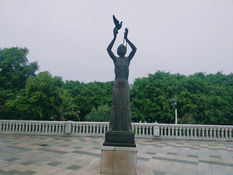 Estatua a la Constitución, ubicada en la Marina / Juanjo Coronado