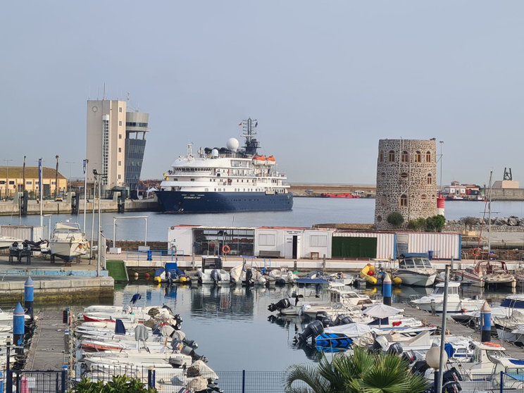 El crucero, atracado en el Muelle de España / Laura Ortiz