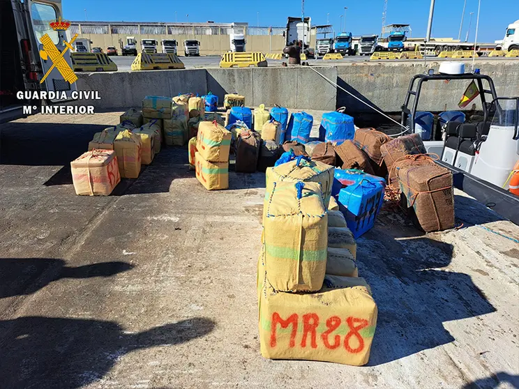 Incautaci&oacute;n de fardos de droga