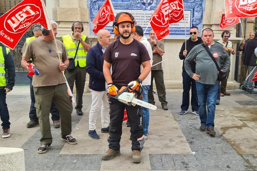 Los trabajadores de Obimasa vuelven a concentrarse a las puertas del Palacio Auton&oacute;mico / Laura Ortiz
