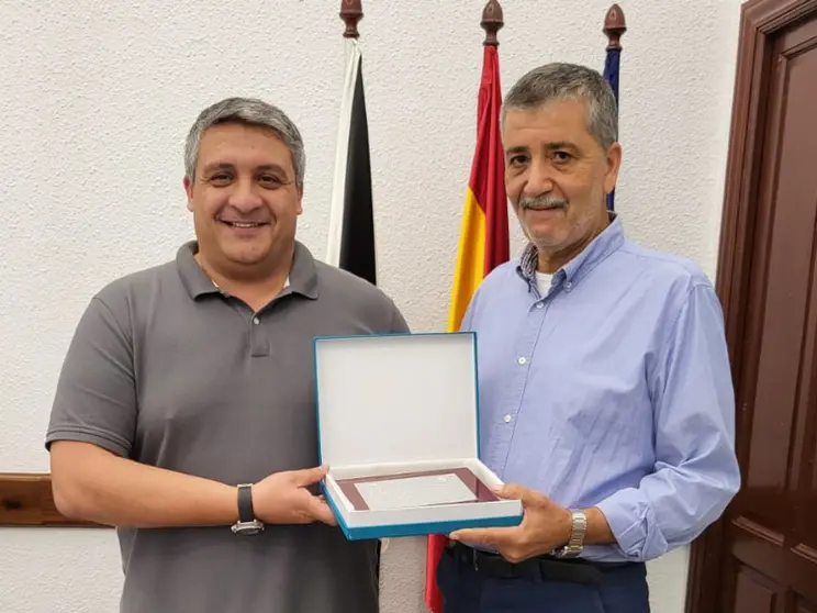 El consejero con el trabajador jubilado / cedida