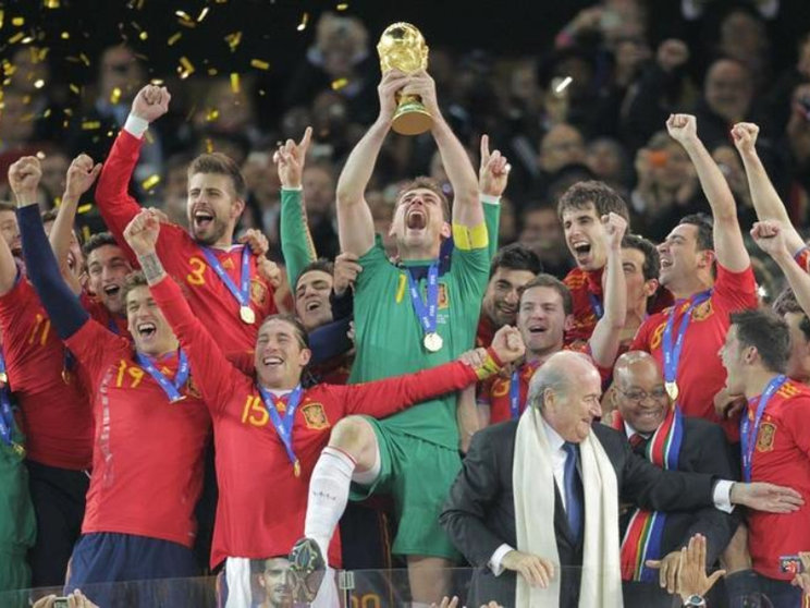 Casillas alza, al fin, la deseada Copa del Mundo