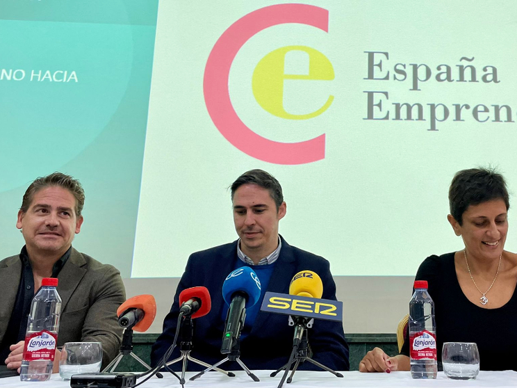 Bulaix, Sim&oacute;n y Chandiramani, de izquierda a derecha.