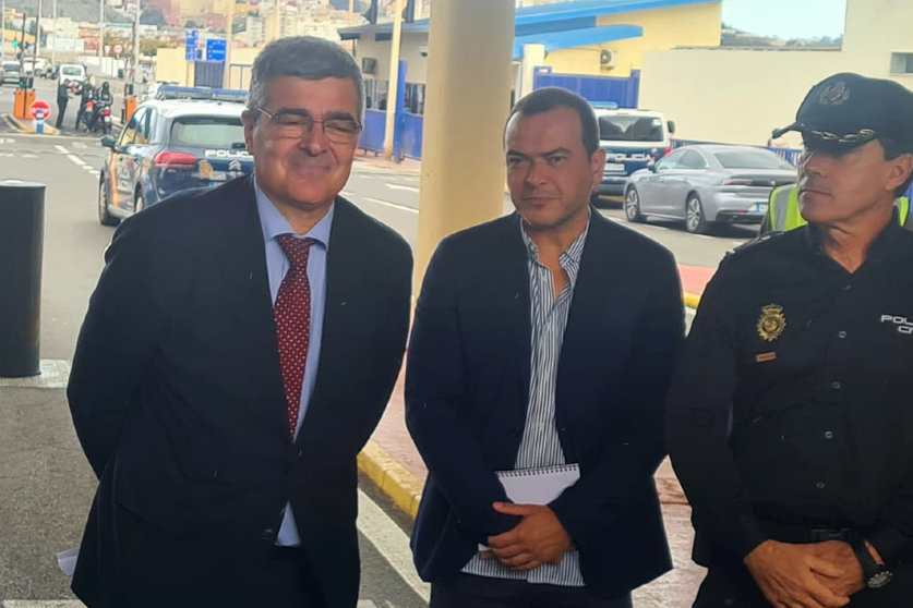Gonzalo Sanz junto al nuevo delegado del Gobierno en la visita de este lunes a la frontera / Laura Ortiz