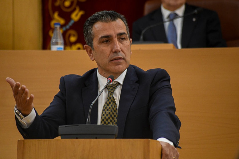 Carlos Rontomé, portavoz del PP, durante su intervención en la sesión plenaria / Javier Sakona