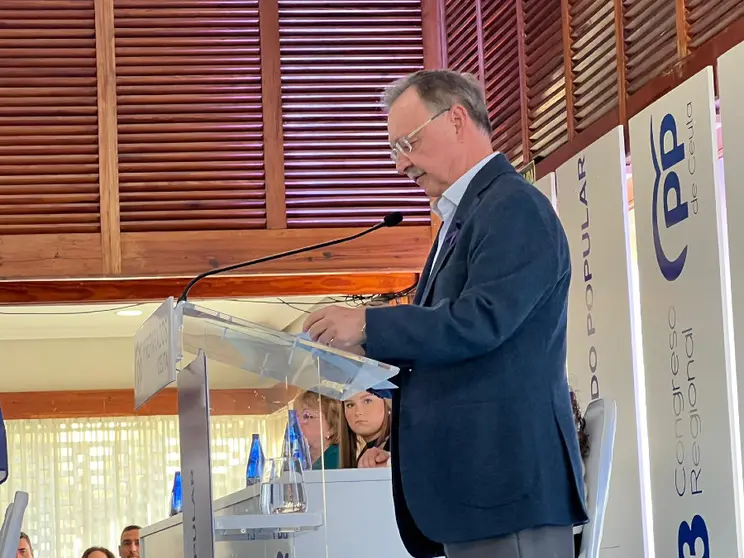 Vivas durante su intervenci&oacute;n tras ser reelegido presidente del PP de Ceuta / Archivo