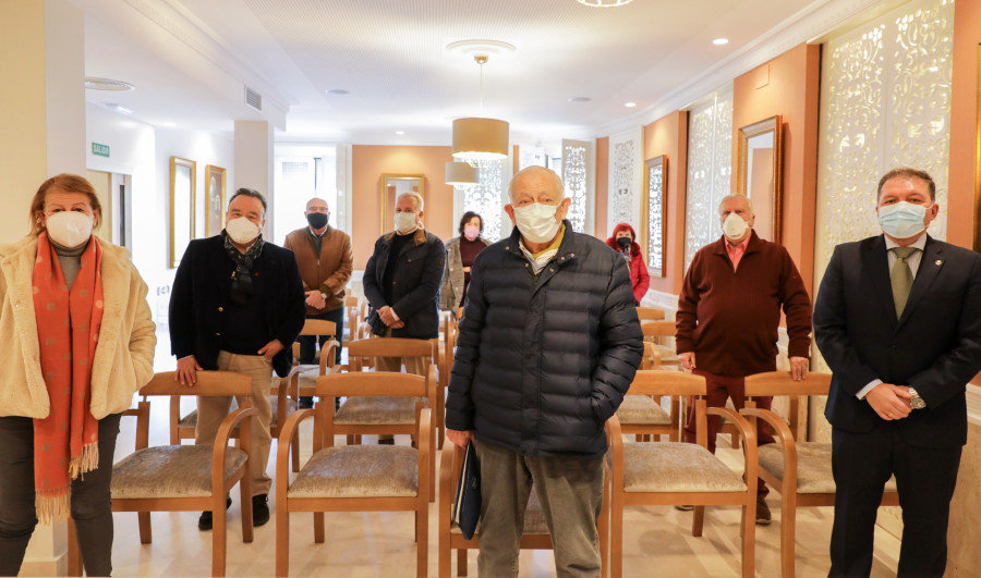 Los médicos jubilados junto a representantes de la Consejería de Sanidad durante la pandemia / Colegio de Médicos