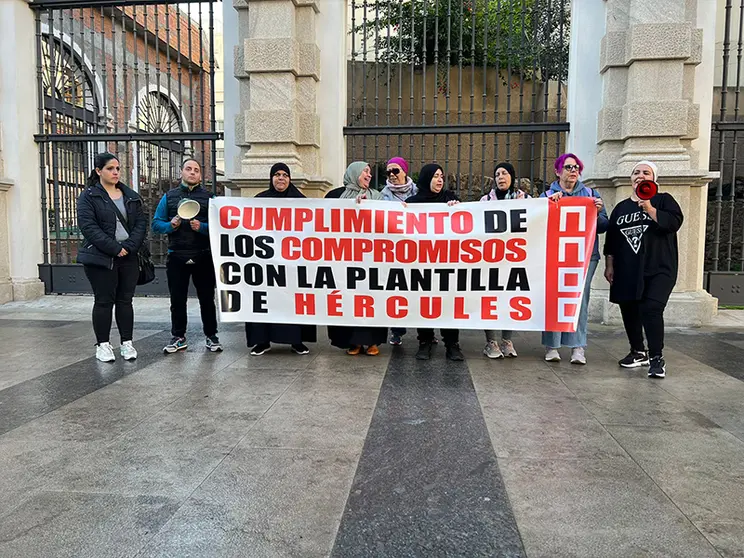 Concentraci&oacute;n de la plantilla de H&eacute;rcules ante el Palacio Auton&oacute;mico / Daniel Hern&aacute;ndez