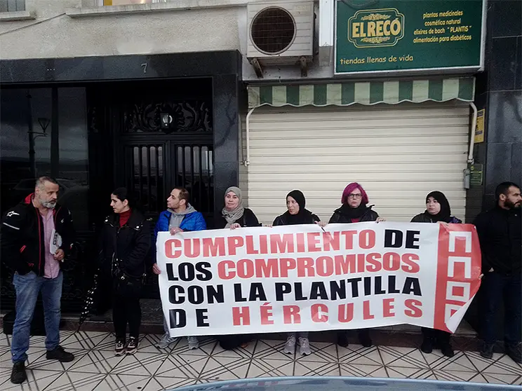 Concentraci&oacute;n de la plantilla de H&eacute;rcules ante la sede de la empresa / Archivo