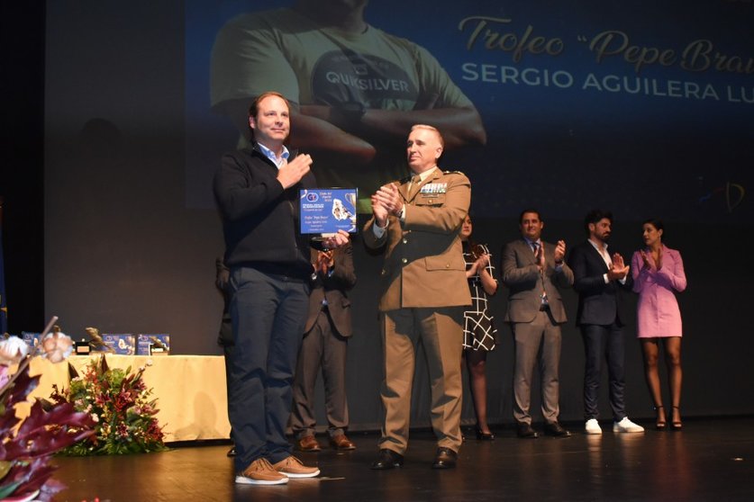 Sergio Aguilera recibe el premio en la Gala del Deporte. Foto: Rafa Báez
