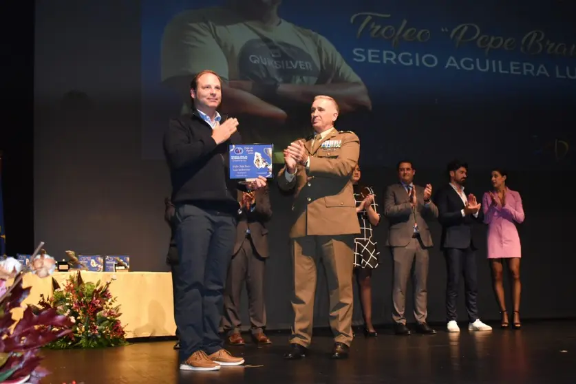 Sergio Aguilera recibe el premio en la Gala del Deporte. Foto: Rafa B&aacute;ez