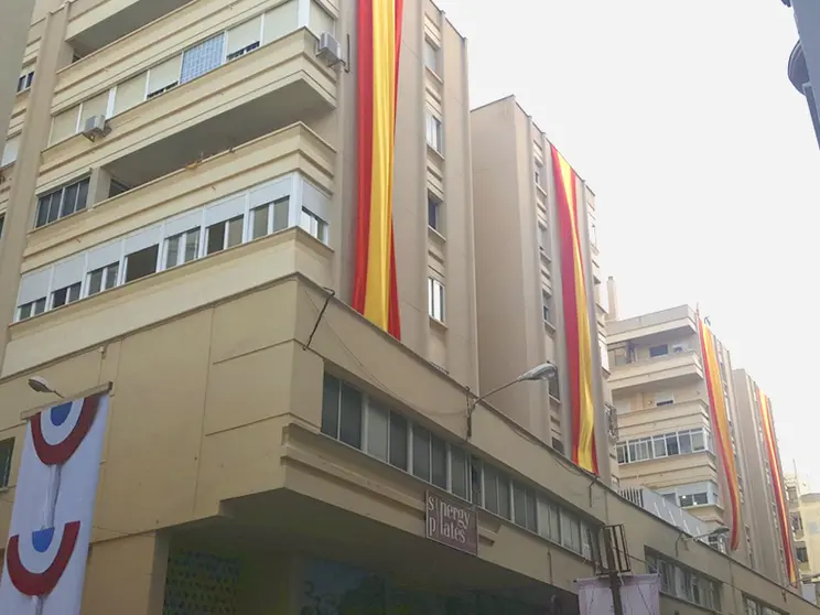 Real 90 engalanada con la bandera de Espa&ntilde;a
