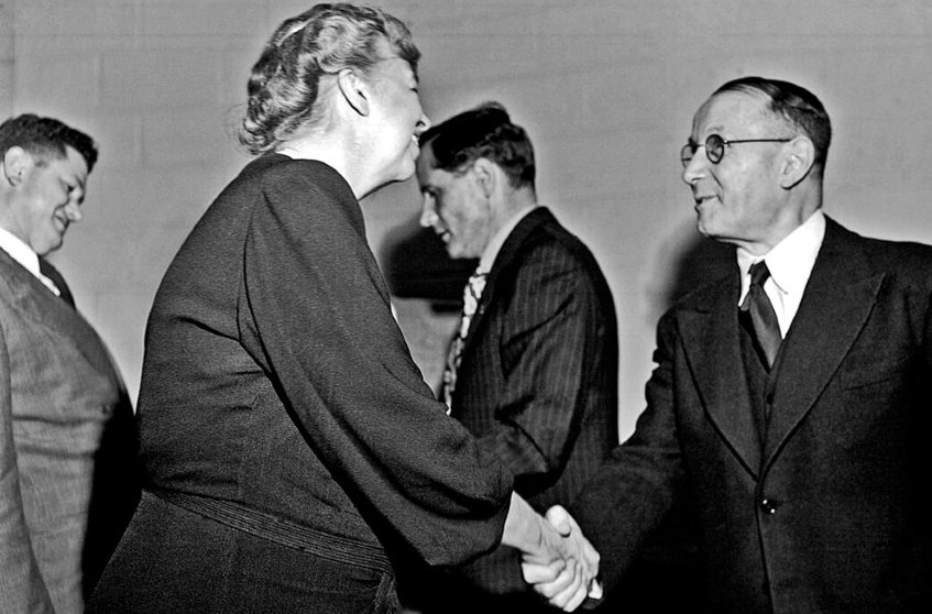 Eleanor Roosevelt, representante de Estados Unidos y Presidenta de la Comisión de Derechos Humanos da la bienvenida al profesor Vladimir M. Koretsky, representante de la URSS, a la tercera sesión de la Comisión el 9 de junio de 1947 / Foto ONU