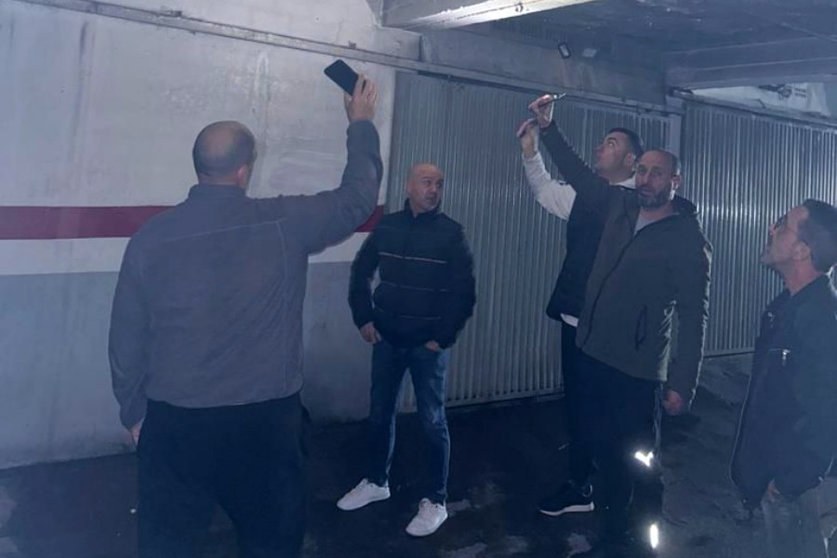 Los socialistas han vuelto a visitar los garajes de Loma del Pez / PSOE