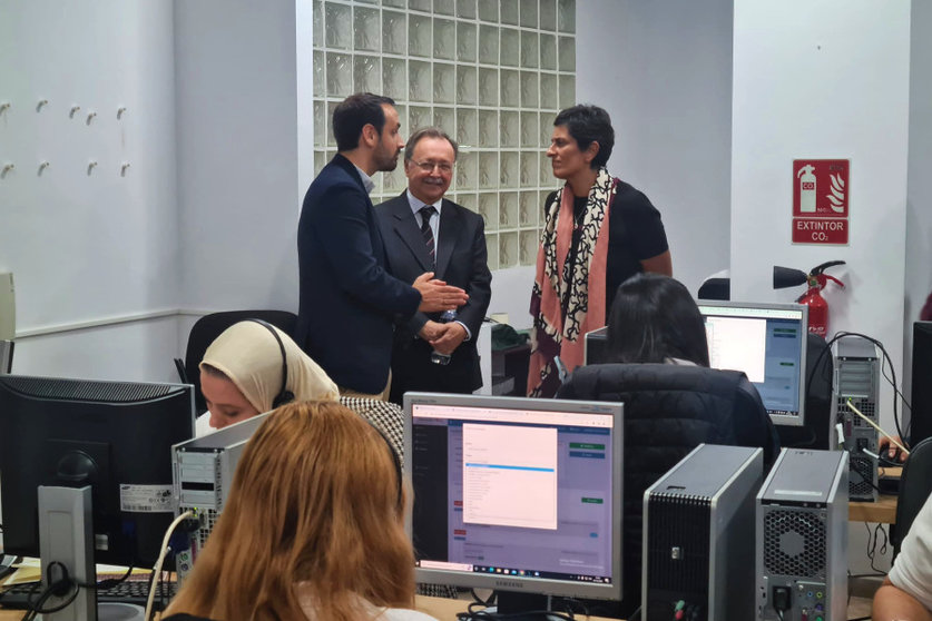 El presidente de la Ciudad y la consejera de Hacienda junto al responsable de Gestlabor en su visita al primer Contact Center de Ceuta / Laura Ortiz