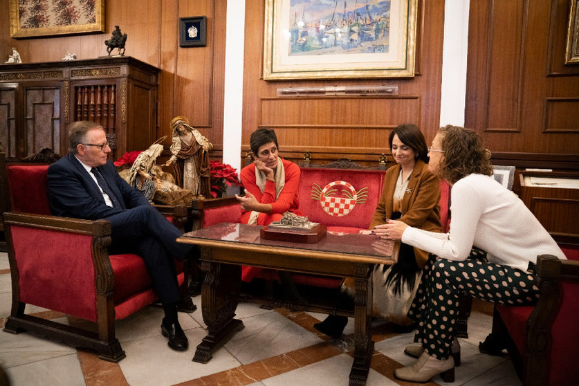 Kissy Chandiramani junto al presidente melillense, su vicepresidenta y su homóloga en la ciudad hermana / Ciudad Autónoma de Melilla