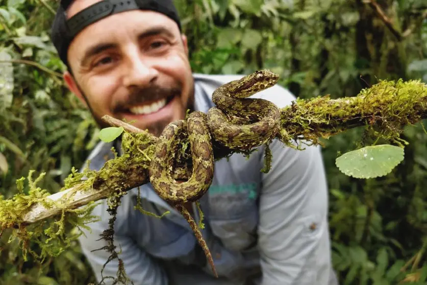 Ignacio Solano junto a una serpiente durante la grabaci&oacute;n del documental / Cedida