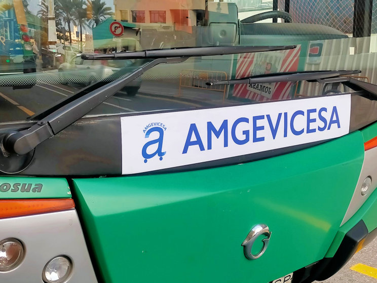 El 'logotipo' de Amgevicesa, ya en los autobuses / Rafa Báez