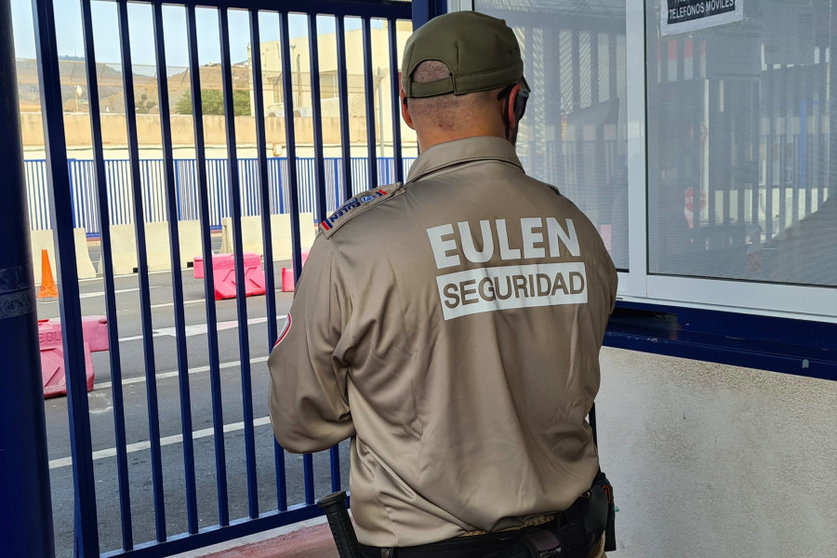 Vigilante de seguridad privada cumpliendo su función en la frontera / Laura Ortiz
