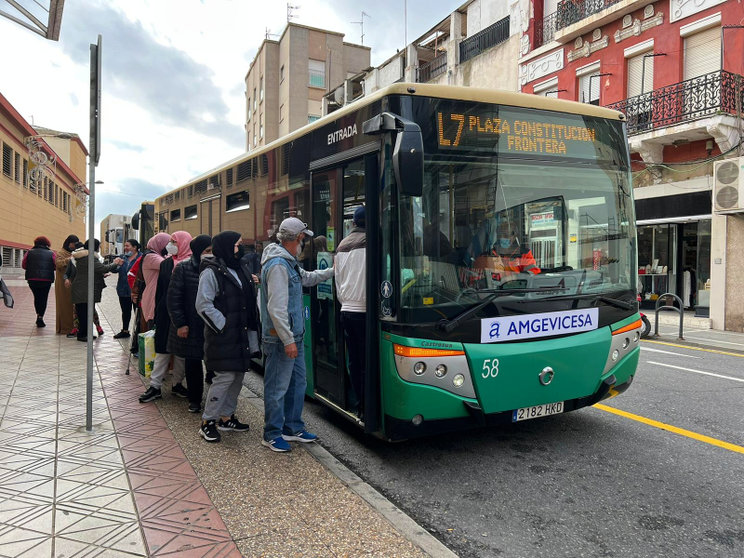 El autobús de la frontera parte de Víctori Goñalons  / Dani Hernández
