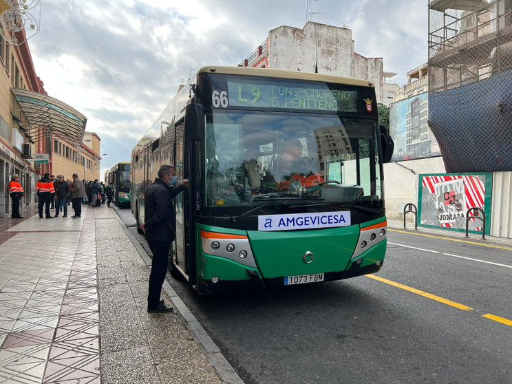 Uno de los autobuses con la nueva rotuación de AMGEVICESA / Daniel Hernández