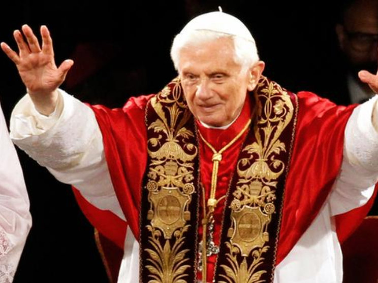 Joseph Ratzinger saluda tras ser elegido Papa en 2005