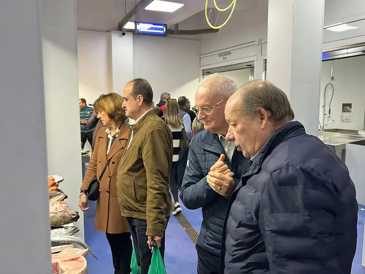Gente en el mercado / Archivo