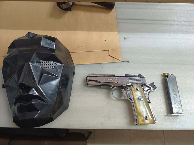 Máscara, arma y munición incautada por la Policía Local 7 Cedida
