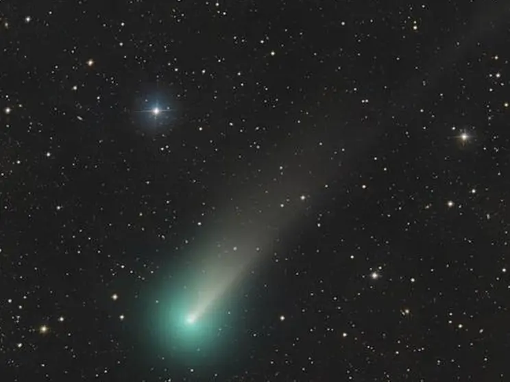 Cometa en el cielo nocturno