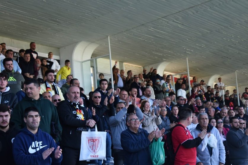 Los aficionados de Trubuna aplauden a los suyos tras el empate ante el Castilla