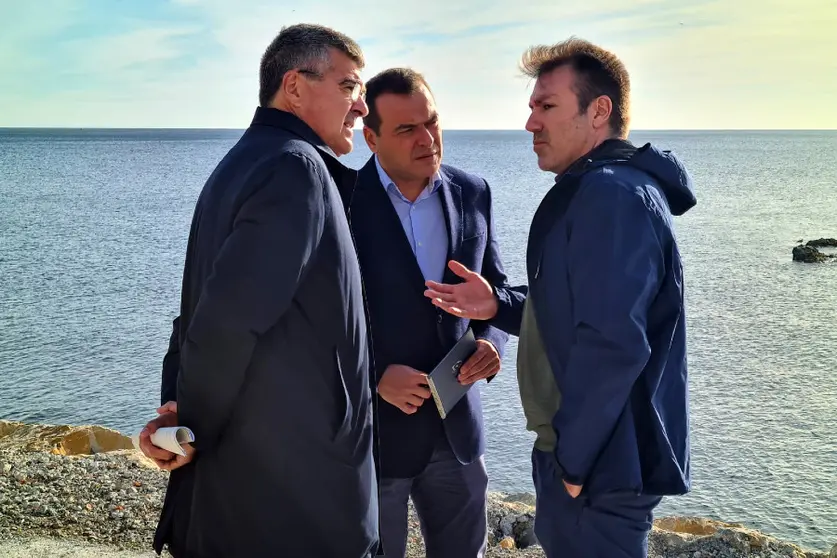 El delegado del Gobierno en la explanada de Juan XXIII junto a parte de su equipo / Laura Ortiz