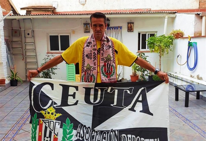 Rafael Pérez, aficonado de la AD Ceuta FC afincado en Barcelona