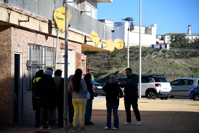  Vecinos y amigos de la familia de Mohamed junto a su domicilio en Loma Colmenar 