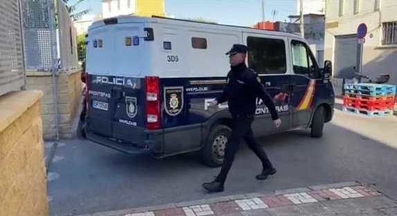 Vehículo de la Policía Nacional trasladando al presunto asesino (UTE) 