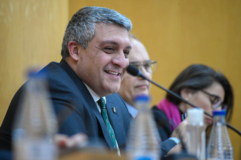  Yamal Dris, durante el transcurso de una sesión plenaria 