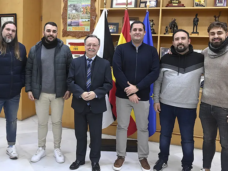 La comparsa 'La Conquista del Pan' durante la recepci&oacute;n del presidente de la Ciudad / Cedida