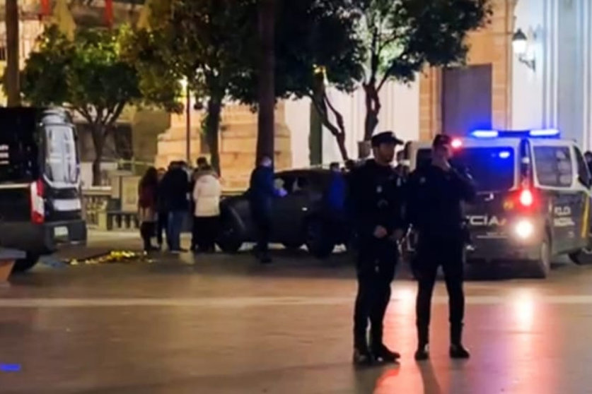 La Policía desplegada en la plaza Alta tras el ataque / Algeciras al Minuto