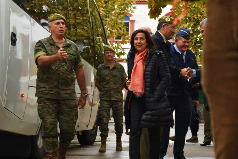 Margarita Robles junto al Comandante General de Ceuta en su visita a la ciudad / Archivo