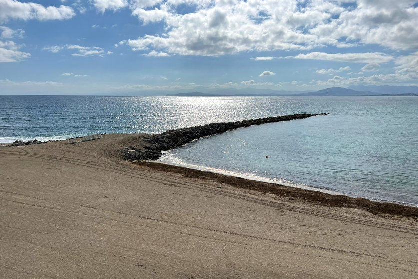 Playa de la Ribera a mediodía de este martes / Daniel Hernández