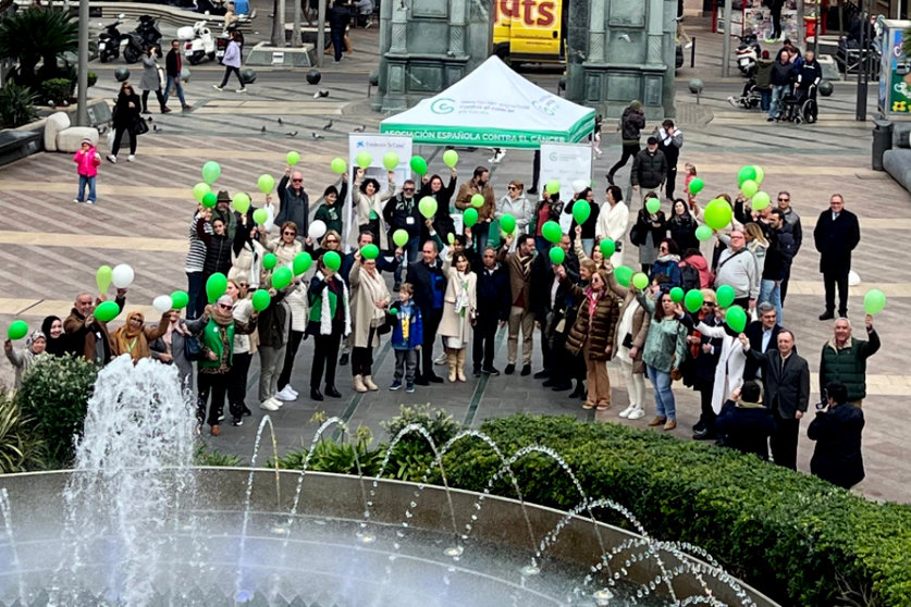 Los participantes en el acto han confeccionado un lazo verde, símbolo de la lucha contra el cáncer