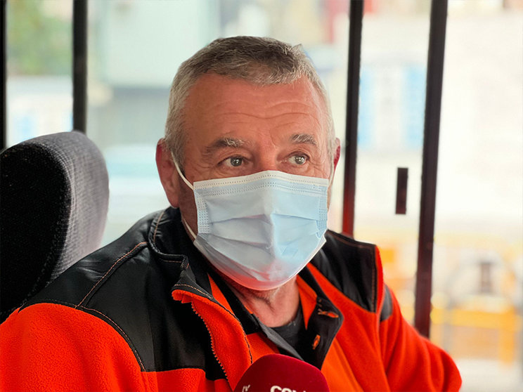 Conductor de autobús con mascarilla - Daniel Hernández