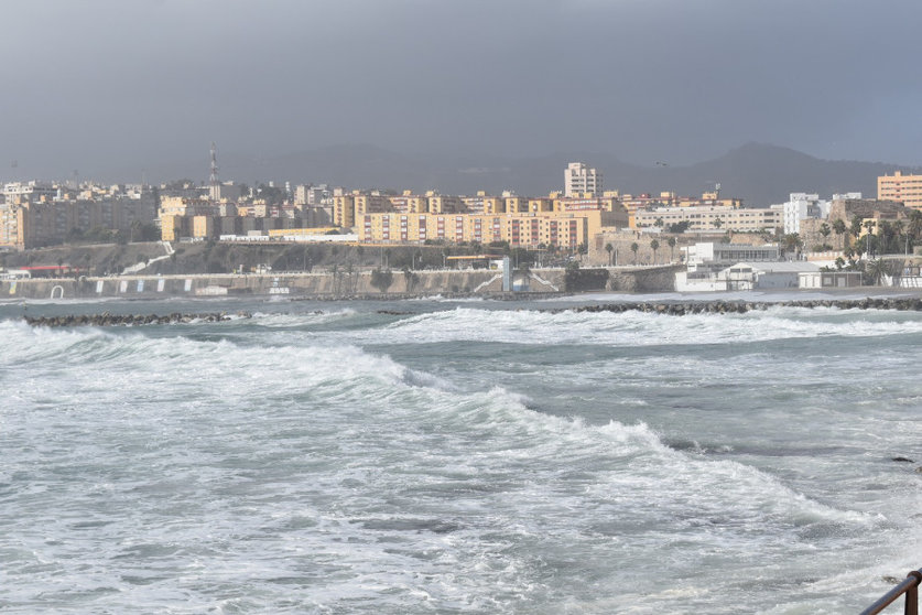 Imagen de las olas, ayer por la tarde, en la Bahía Sur / Rafa Báez
